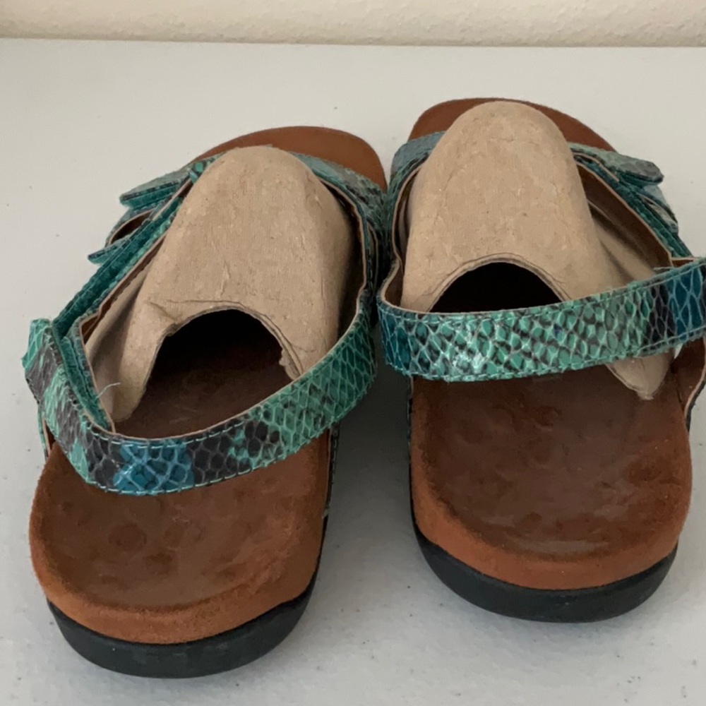Vionic Snake Print  Sandals - Picture 4 of 6